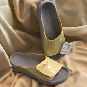 NIB Birkenstock patent yellow slide sandals. Velcro closure. NWT Size 40, L9, M7